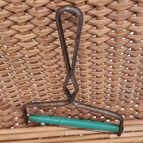 Vintage Rusty Cheese Slicer - Picture 4 of 5